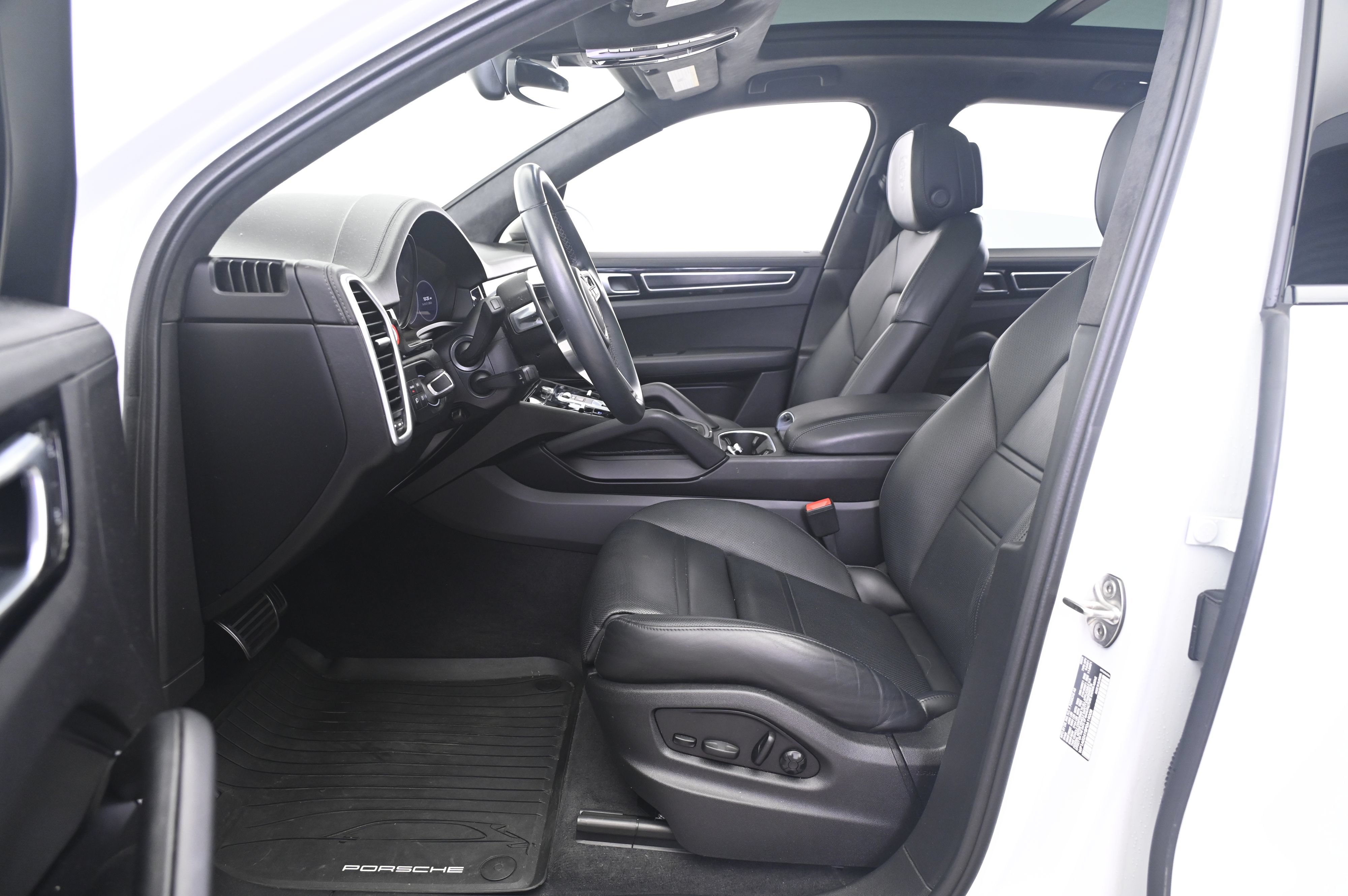 Certified 2023 Porsche Cayenne GTS AWD/4WD image 29