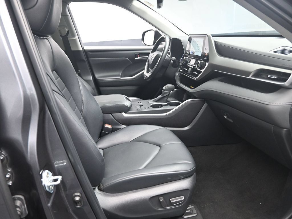 Used 2024 Toyota Highlander XLE FWD image 29