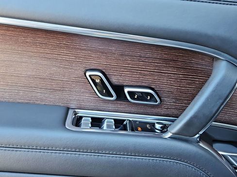 Used 2023 Land Rover Range Rover Long Wheelbase SE image 28