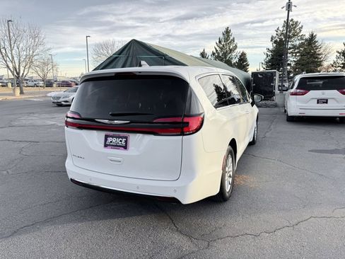 Used 2023 Chrysler Pacifica Touring-L image 6