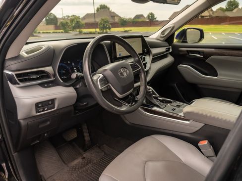 Used 2023 Toyota Highlander Limited FWD image 11