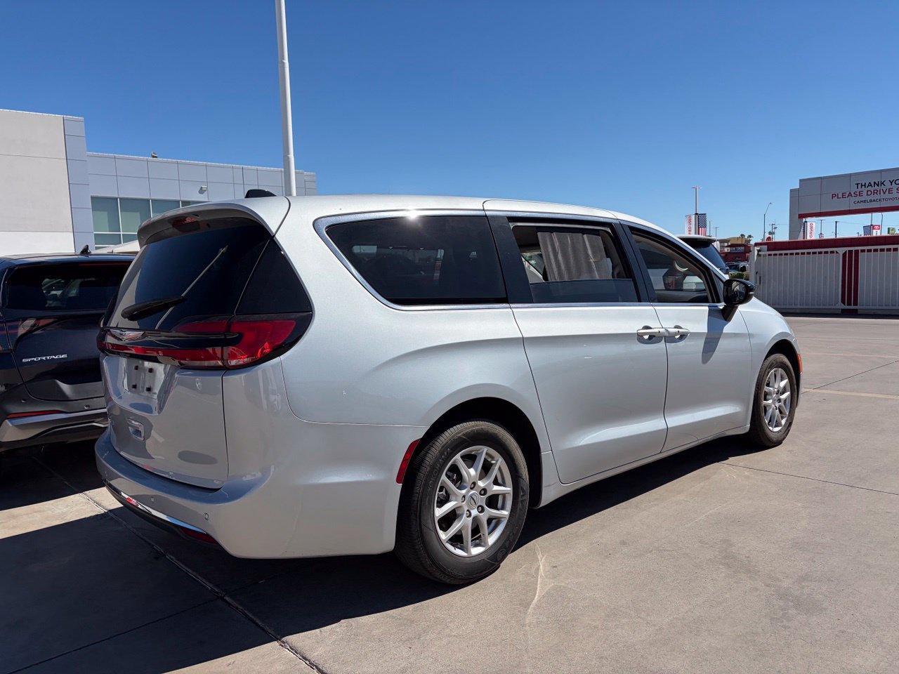Used 2024 Chrysler Pacifica Touring-L FWD image 2