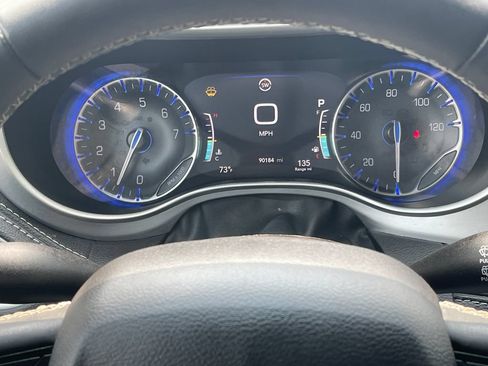 Used 2024 Chrysler Pacifica Touring FWD image 28