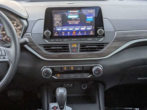 Used 2025 Nissan Altima 2.5 SV FWD image 17