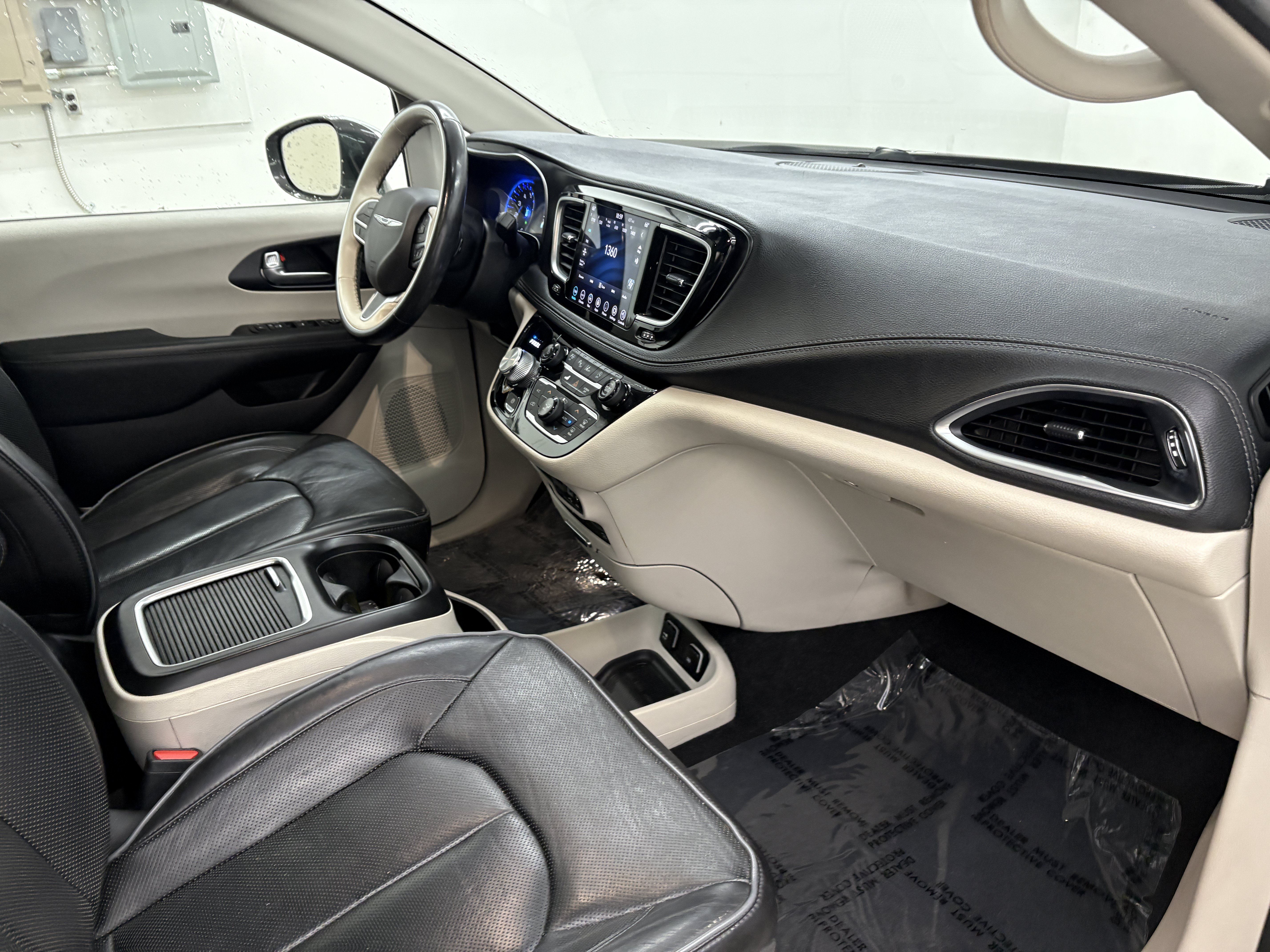 Used 2020 Chrysler Pacifica Limited w/ Advanced Safetytec Group FWD image 24
