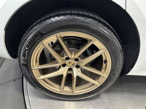 Certified 2025 Porsche Macan AWD/4WD image 13