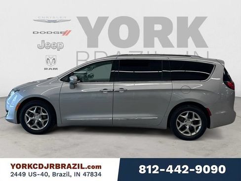 Used 2017 Chrysler Pacifica Limited FWD image 2