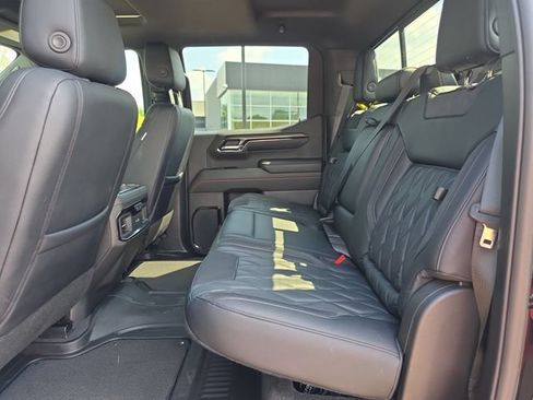 Used 2024 GMC Sierra 1500 AT4 w/ Technology Package AWD/4WD image 11