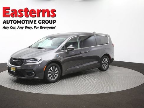 Used 2022 Chrysler Pacifica Touring-L w/ Uconnect Theater Family Group FWD image 57