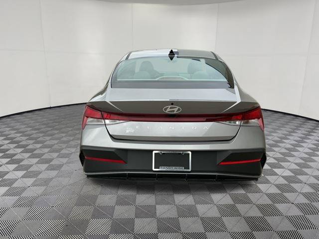Used 2024 Hyundai Elantra SE FWD image 9