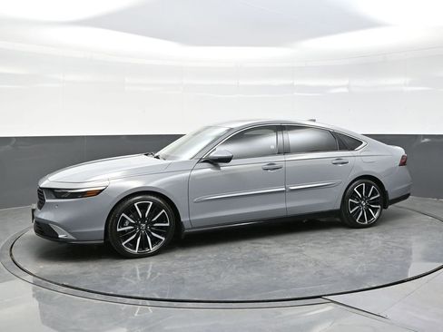 Used 2023 Honda Accord Touring image 3