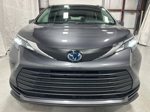 Used 2025 Toyota Sienna LE image 2