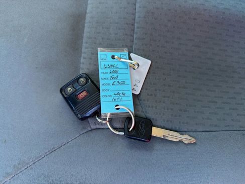 Used 2008 Ford E-350 and Econoline 350 XLT image 2