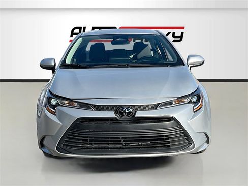 Used 2025 Toyota Corolla LE image 2