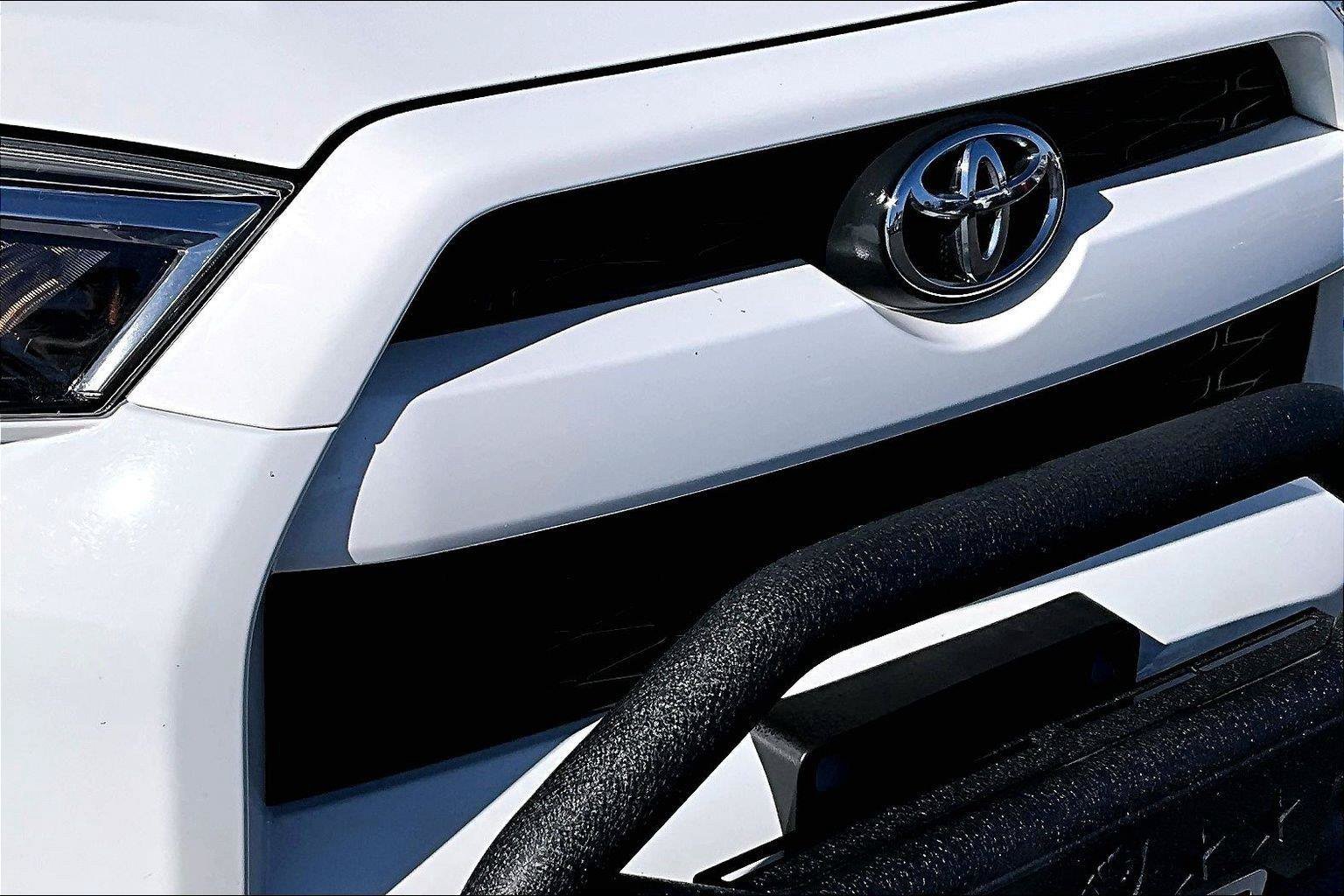 Used 2018 Toyota 4Runner SR5 AWD/4WD image 34
