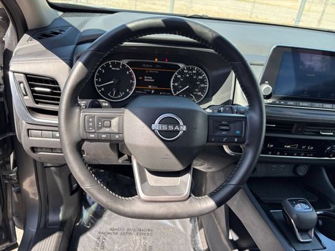 Used 2025 Nissan Rogue SV FWD image 30