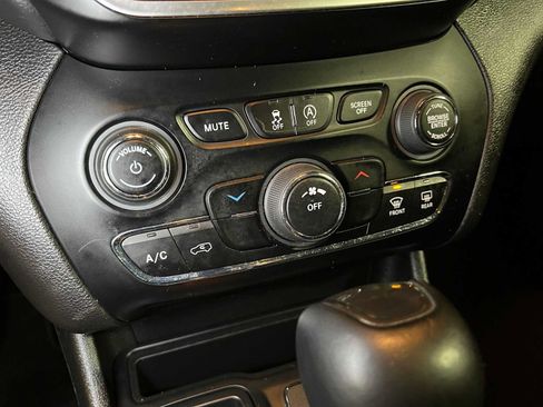 Used 2019 Jeep Cherokee Latitude Plus FWD image 35