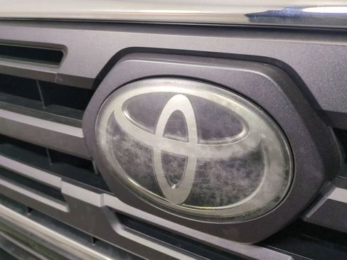 Used 2018 Toyota Tacoma SR5 image 13