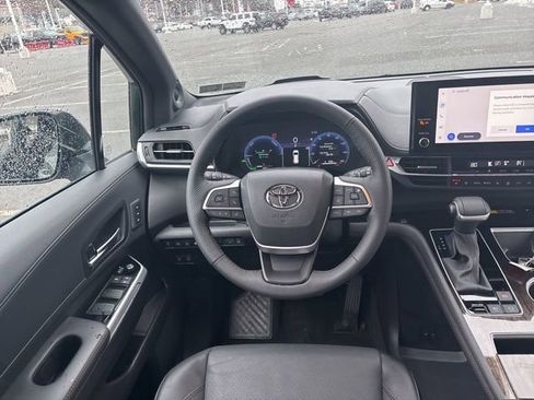 Used 2025 Toyota Sienna Platinum image 30