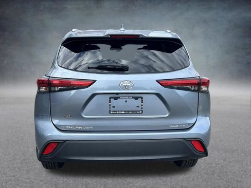 Used 2022 Toyota Highlander XLE AWD/4WD image 4