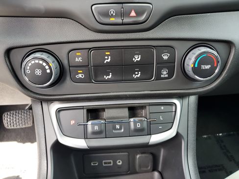 Used 2023 GMC Terrain SLE image 25