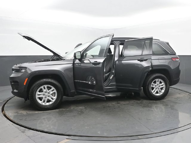 Used 2024 Jeep Grand Cherokee Laredo AWD/4WD image 55