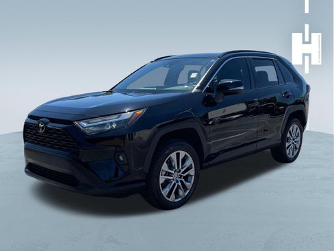 Used 2022 Toyota RAV4 XLE Premium FWD image 3