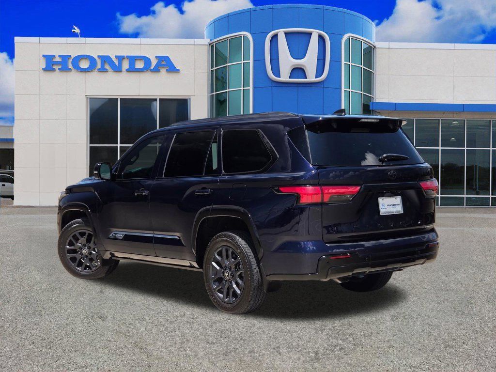 Used 2025 Toyota Sequoia Platinum AWD/4WD image 5