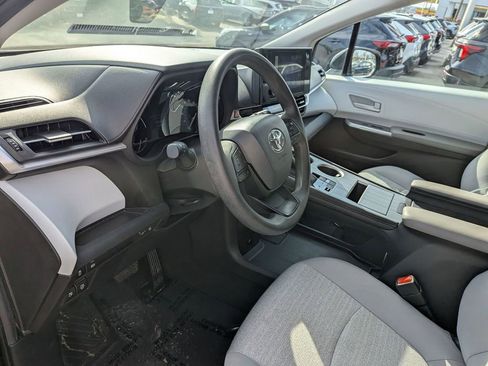 Used 2025 Toyota Sienna LE image 15