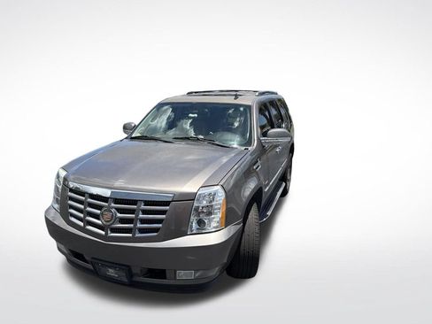 Used 2013 Cadillac Escalade Luxury RWD image 2