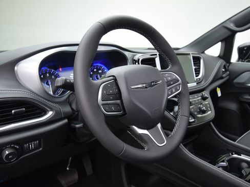 New 2026 Chrysler Pacifica Limited image 32