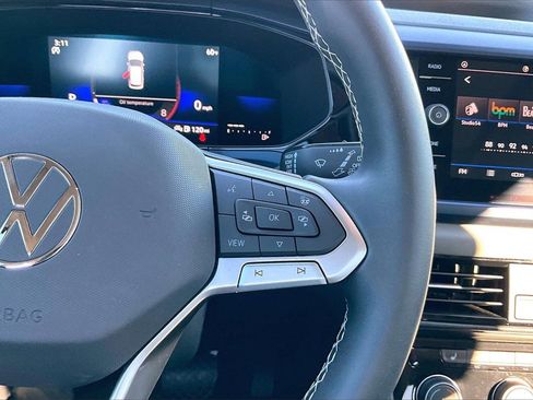 Used 2023 Volkswagen Taos SE w/ Panoramic Sunroof Package image 12