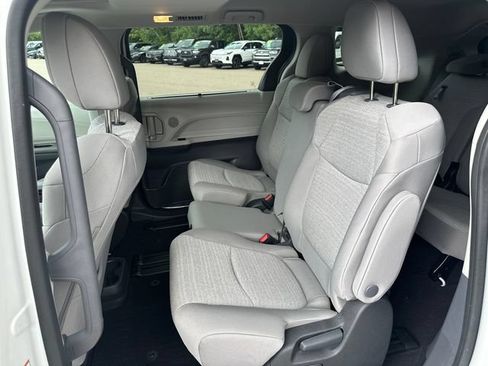 Used 2024 Toyota Sienna LE w/ LE Plus Package AWD/4WD image 18