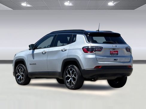 Used 2025 Jeep Compass Limited AWD/4WD image 3