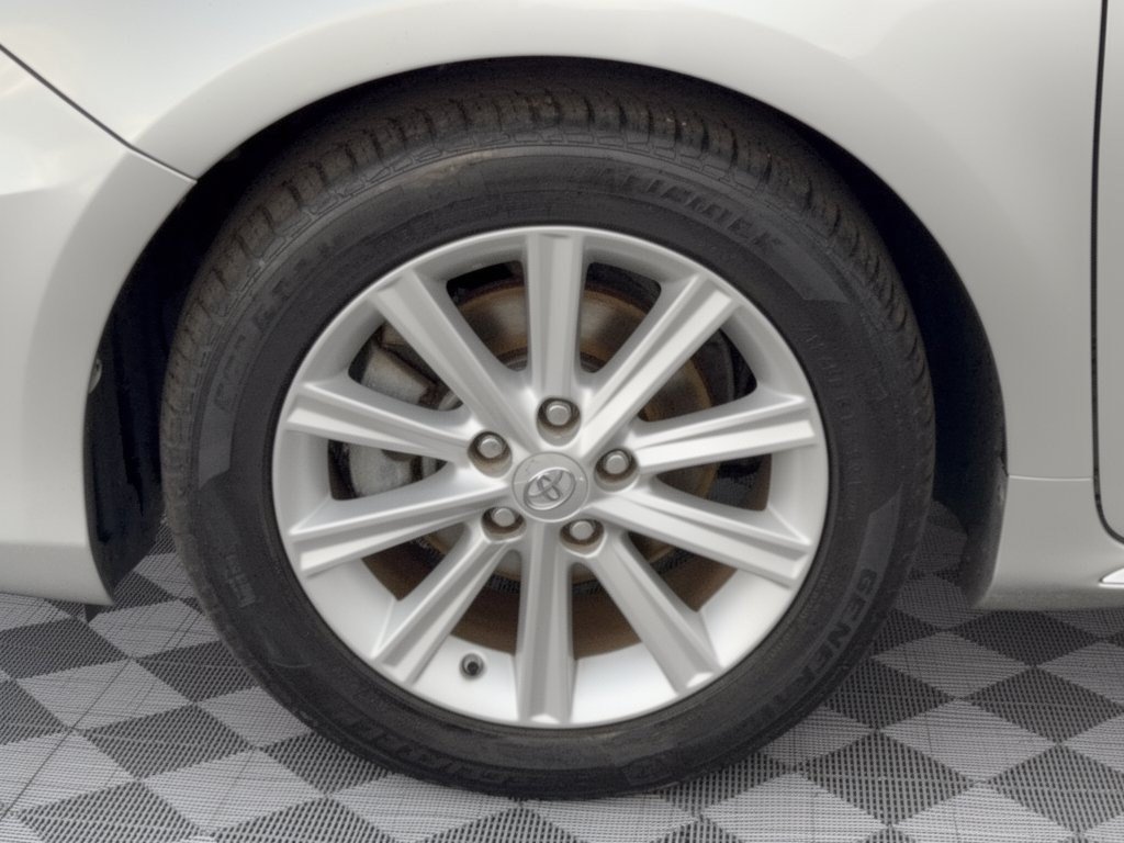 Used 2014 Toyota Camry XLE FWD image 13
