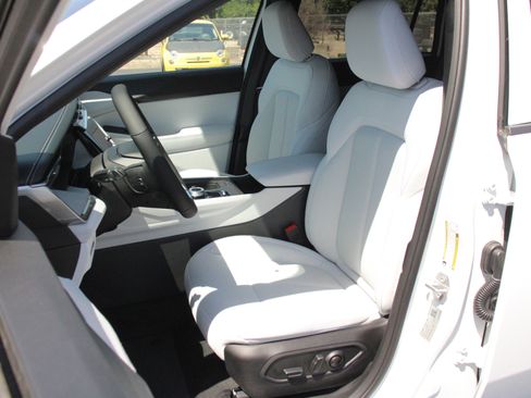 Used 2026 Jeep Cherokee Laredo AWD/4WD image 4