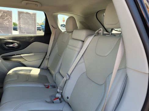 Used 2019 Jeep Cherokee Limited AWD/4WD image 13