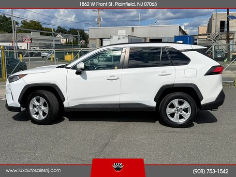 Used 2020 Toyota RAV4 XLE FWD image 3