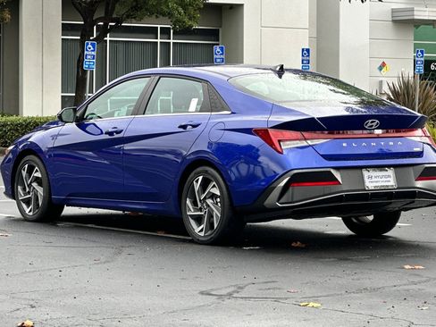 Used 2025 Hyundai Elantra Limited image 5
