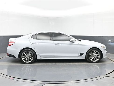 Used 2022 Genesis G70 2.0T image 3