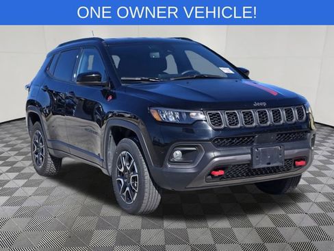 Used 2024 Jeep Compass Trailhawk image 3