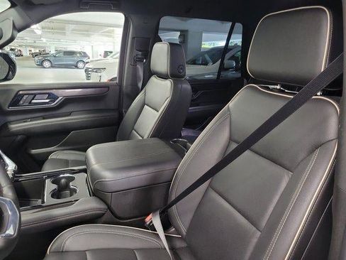 Used 2025 GMC Yukon Elevation RWD image 11