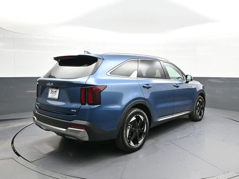 Certified 2025 Kia Sorento EX image 6