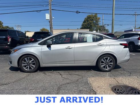 Used 2023 Nissan Versa SV image 4