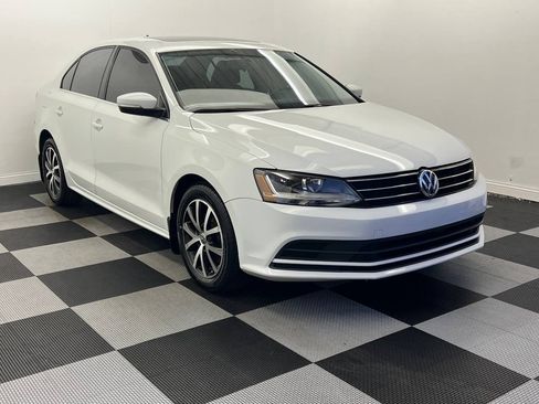 Used 2017 Volkswagen Jetta SE image 3