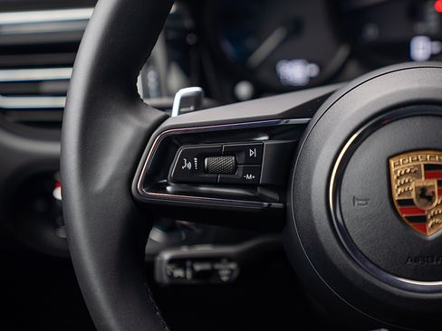 Certified 2025 Porsche Macan image 7