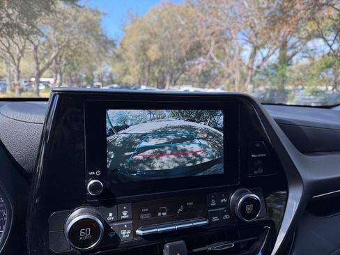 Used 2025 Toyota Highlander LE image 22