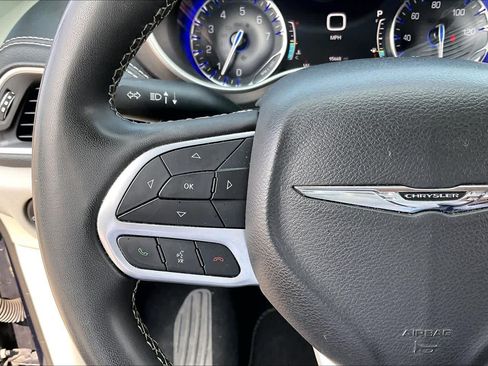 Used 2023 Chrysler Pacifica Touring-L FWD image 20