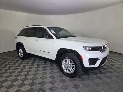 Used 2023 Jeep Grand Cherokee Laredo AWD/4WD image 2