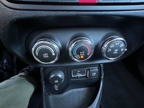 Used 2015 Jeep Renegade Latitude w/ Cold Weather Group II image 19